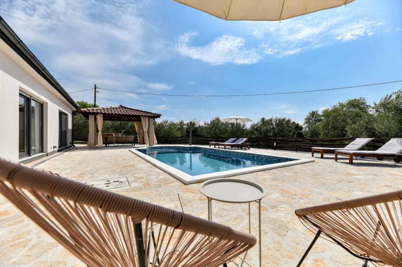 Wonderful Holiday House Bruno With Heated Pool Задар Екстериор снимка