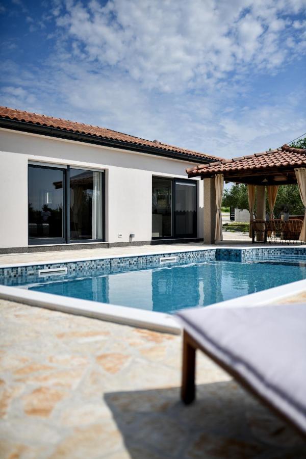 Wonderful Holiday House Bruno With Heated Pool Задар Екстериор снимка